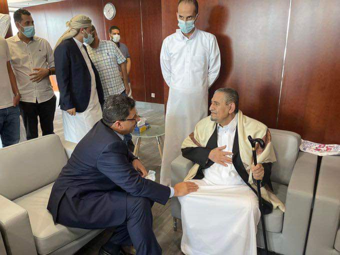 بالصور .. وزير الخارجية في حكومة العليمي يلتقي بالشيخ صادق الاحمر وشقيقه ...