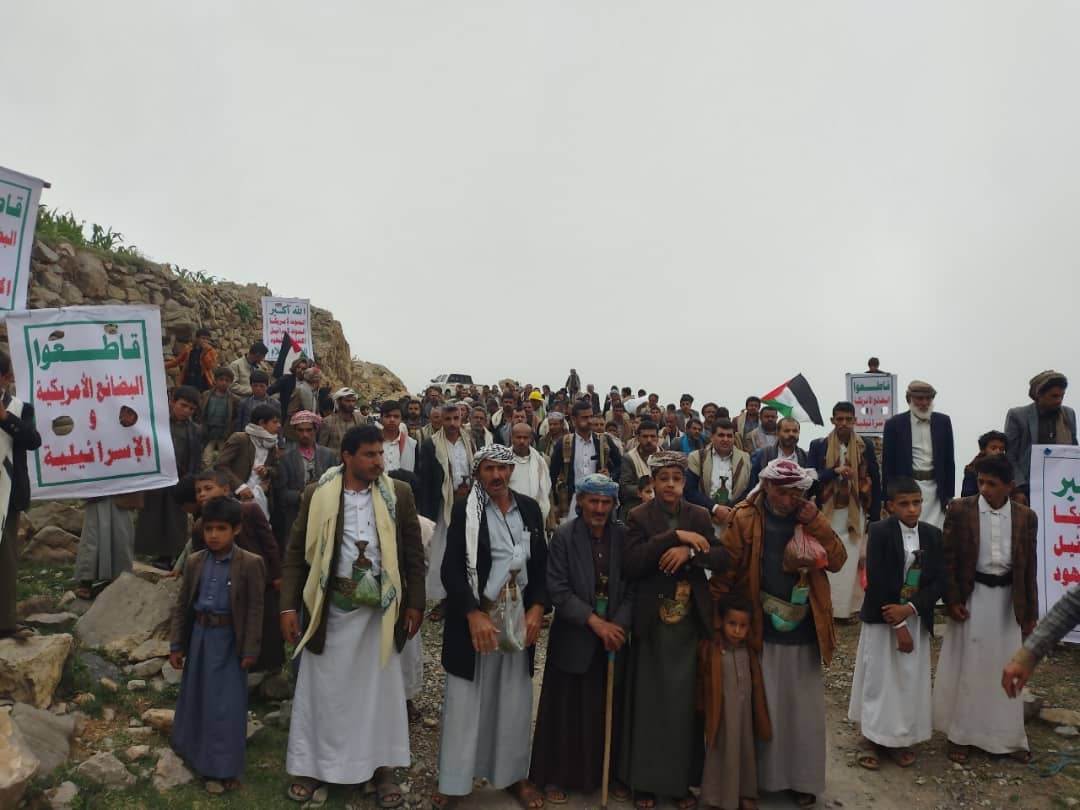 في وقفة جماهيرية حاشدة أبناء الأشمور يؤكدون الثبات مع غزة وجهوزيتهم العالية لمواجهة مؤامرات الأعداء