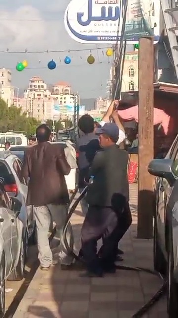 سخط جماهيري يجتاح حي الأصبحي بعد ظهور مفاجيء لمعين عبدالملك وعيدروس الزبيدي في قلب العاصمة صنعاء
