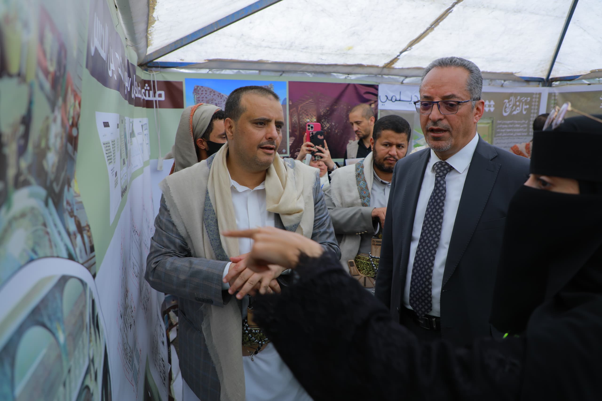 القائم بأعمال وزير الاقتصاد ومدير عام هيئة المواصفات يزوران المشاريع الابتكارية في معرض الإنشاءات بصنعاء