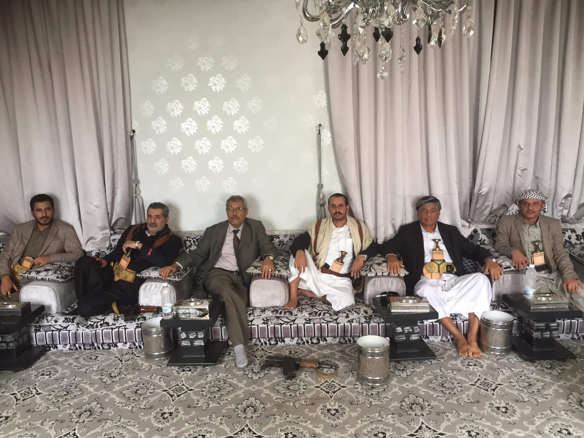 بتوجية من السيد عبدالملك الحوثي تم اليوم الافراج عن الشيخ ناصر محمد القردعي بحضور الشيخ حازب و مجيدع ( صور )