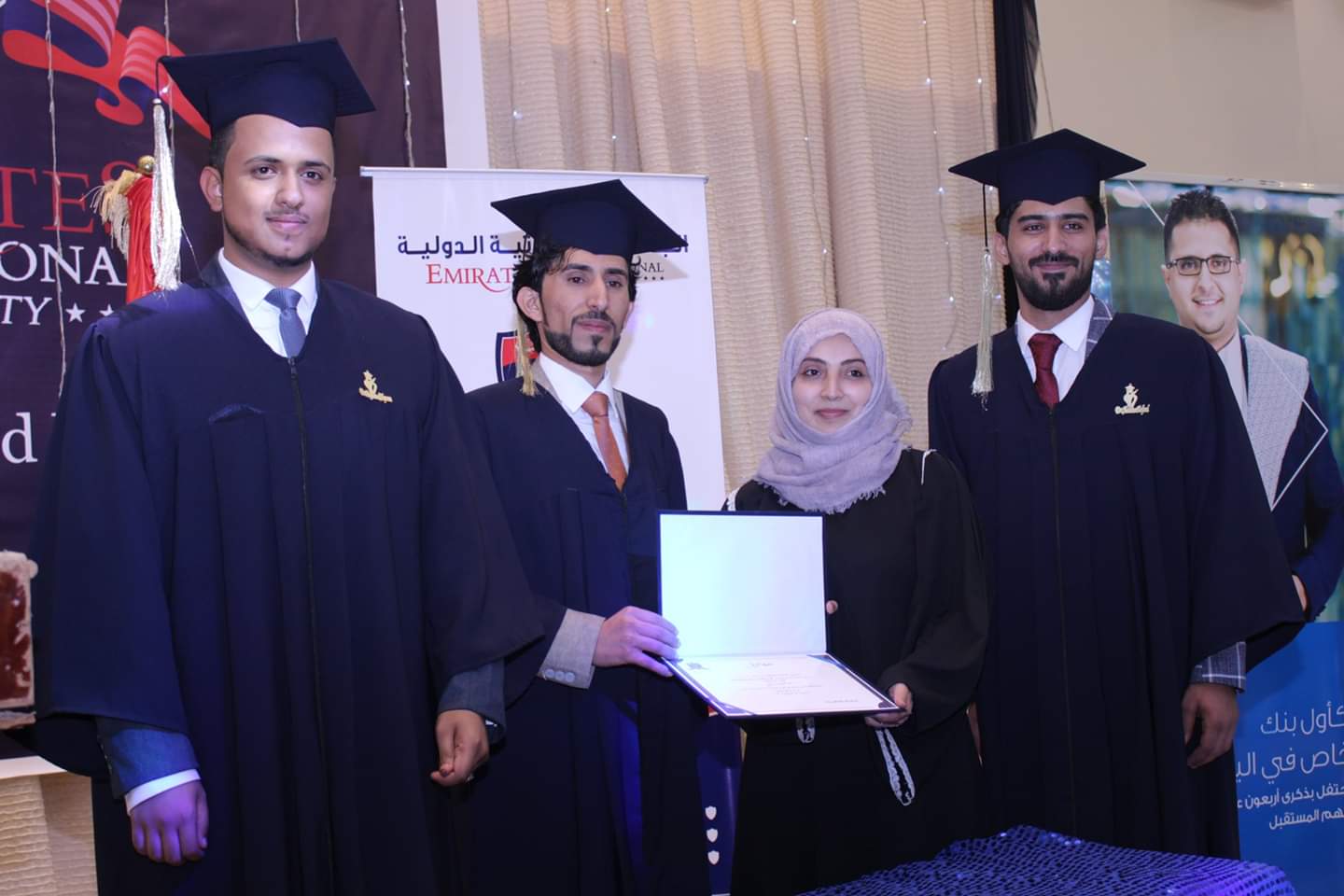 عاجل :  رئيس الوزراء وعدد من قيادات الدولة بصنعاء تحتفل بالاماراتية الدولية( تفاصيل هامه حول الاجتماع )