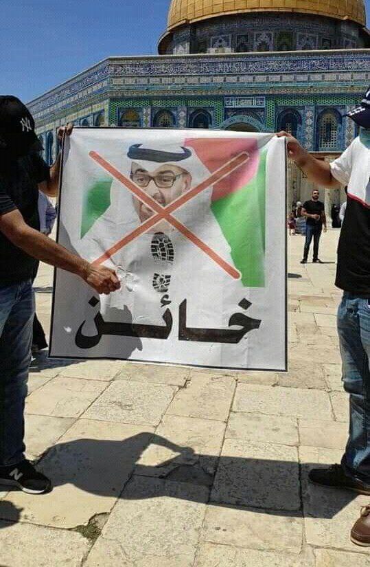 شاهد بالصورة.. فلسطينيين يملأون ساحات المسجد الأقصى بصور العميل الاماراتي محمد بن زايد