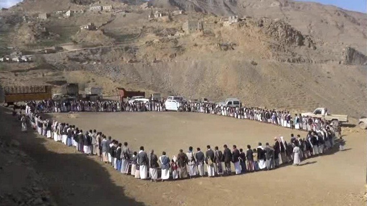 حجه : وقفه احتجاجية تنديداً بجرائم العدوان والمحافظ يجتمع لتوفير الاحتياجات الأساسية للمواطنيين