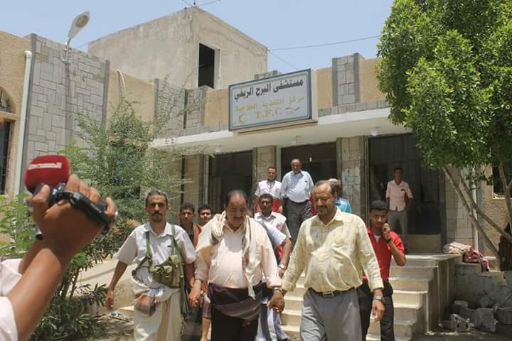 بالصور من منطقة البرح ومفرق الوازعية المحافظ الجندي يقطع الشك باليقين 
