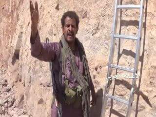 شاهد بالصور ..حفاة الأقدام يقتحمون مرة أخرى موقع الضبعه في نجران بإستخدام السلالم