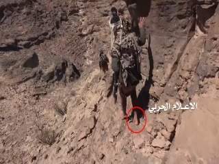 شاهد بالصور ..حفاة الأقدام يقتحمون مرة أخرى موقع الضبعه في نجران بإستخدام السلالم