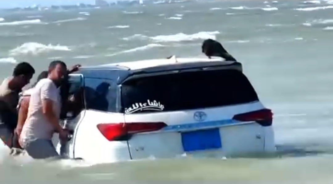 شاهد..عضو بمجلس النواب يجازف بنفسه وبسيارته بإنقاذ مواطن من الغرق في سواحل الحديدة وأسرة المواطن تقدم الشكر والتقدير لعضو البرلمان على الموقف البطولي والشجاع
