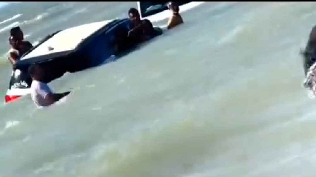 شاهد..عضو بمجلس النواب يجازف بنفسه وبسيارته بإنقاذ مواطن من الغرق في سواحل الحديدة وأسرة المواطن تقدم الشكر والتقدير لعضو البرلمان على الموقف البطولي والشجاع