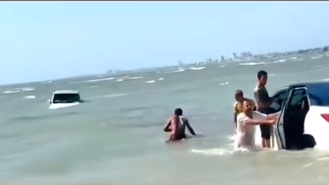 شاهد..عضو بمجلس النواب يجازف بنفسه وبسيارته بإنقاذ مواطن من الغرق في سواحل الحديدة وأسرة المواطن تقدم الشكر والتقدير لعضو البرلمان على الموقف البطولي والشجاع