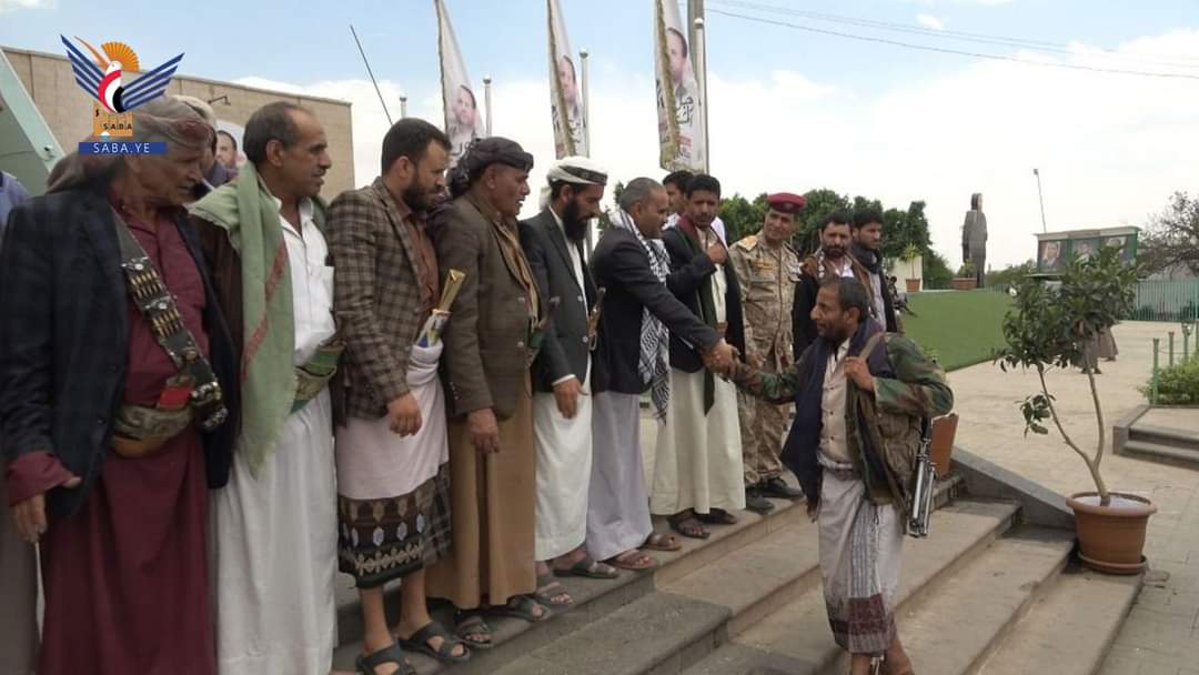 بالصور .. عودة قياديان من المخدوعين مع طقميهما وأسلحتهما إلى العاصمة صنعاء