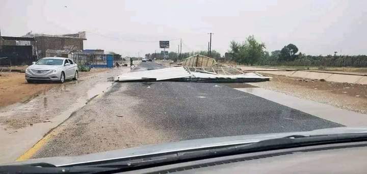 شاهد بالصور  .. عاصفة رعدية شديدة كادت أن تنهي ملامح مدينة مأرب  ..