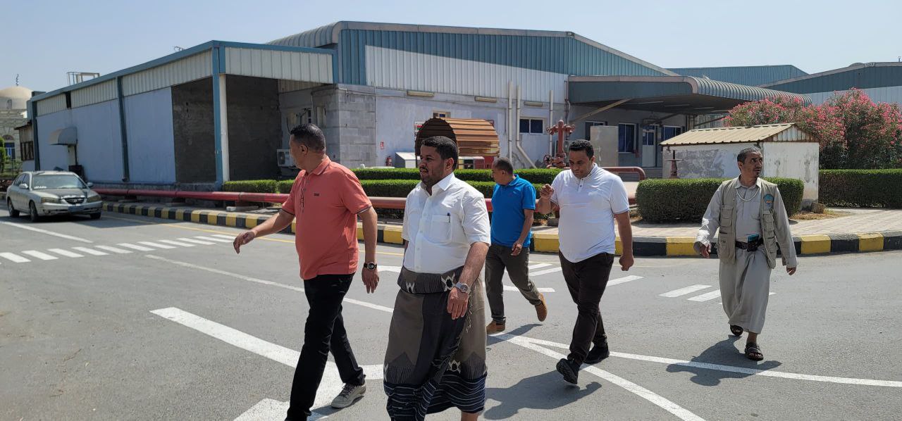 المدير العام لهيئة المواصفات يزور عدداً من المصانع بمحافظة الحديدة لتعزيز الشراكة وتطوير جودة الإنتاج