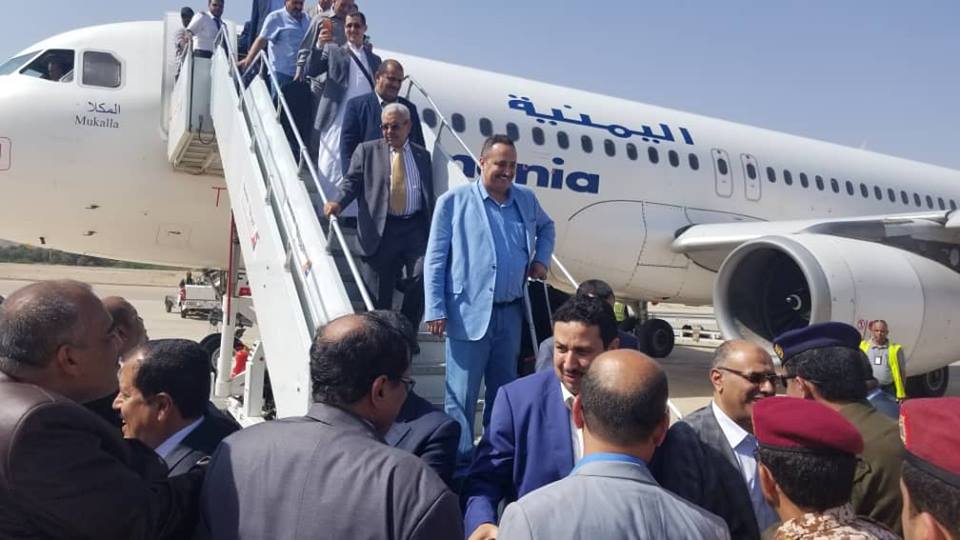 شاهد بالصورة قطيع النواب الخونه والعملاء الذين وصلوا سيئون لحضور جلسه برلمانية سعوديه الطلب