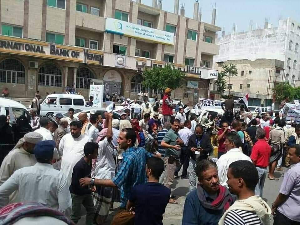 مئات المتظاهرون بتعز يمهلون ”هادي وحكومته” يومين ويستحدثون خياماً جديدة في شارع جمال