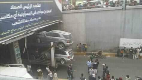 عااااجل بالصور .. حادث مروري مروع قاطره محملة بالسيارات الأمريكية تعلق في نفق بصنعاء