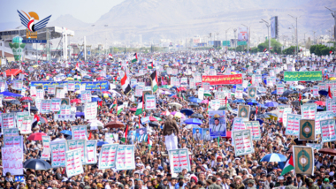 بالعاصمة صنعاء : حشود ملايينية تعلن تأييد خيارات قائد الثورة لنصرة غزة ومواجهة التصعيد السعودي الأمريكي