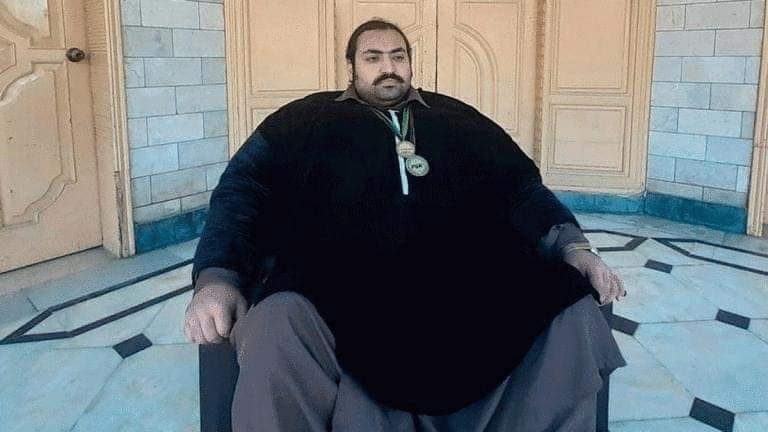 رجل نظامه الغذائي على 10 آلاف سعرة حرارية يوميًا حيث يتناول 36 بيضة على وجبة الإفطار وأكثر من 3 كيلو من اللحوم ... ( الاسم + الوزن +الصوره)