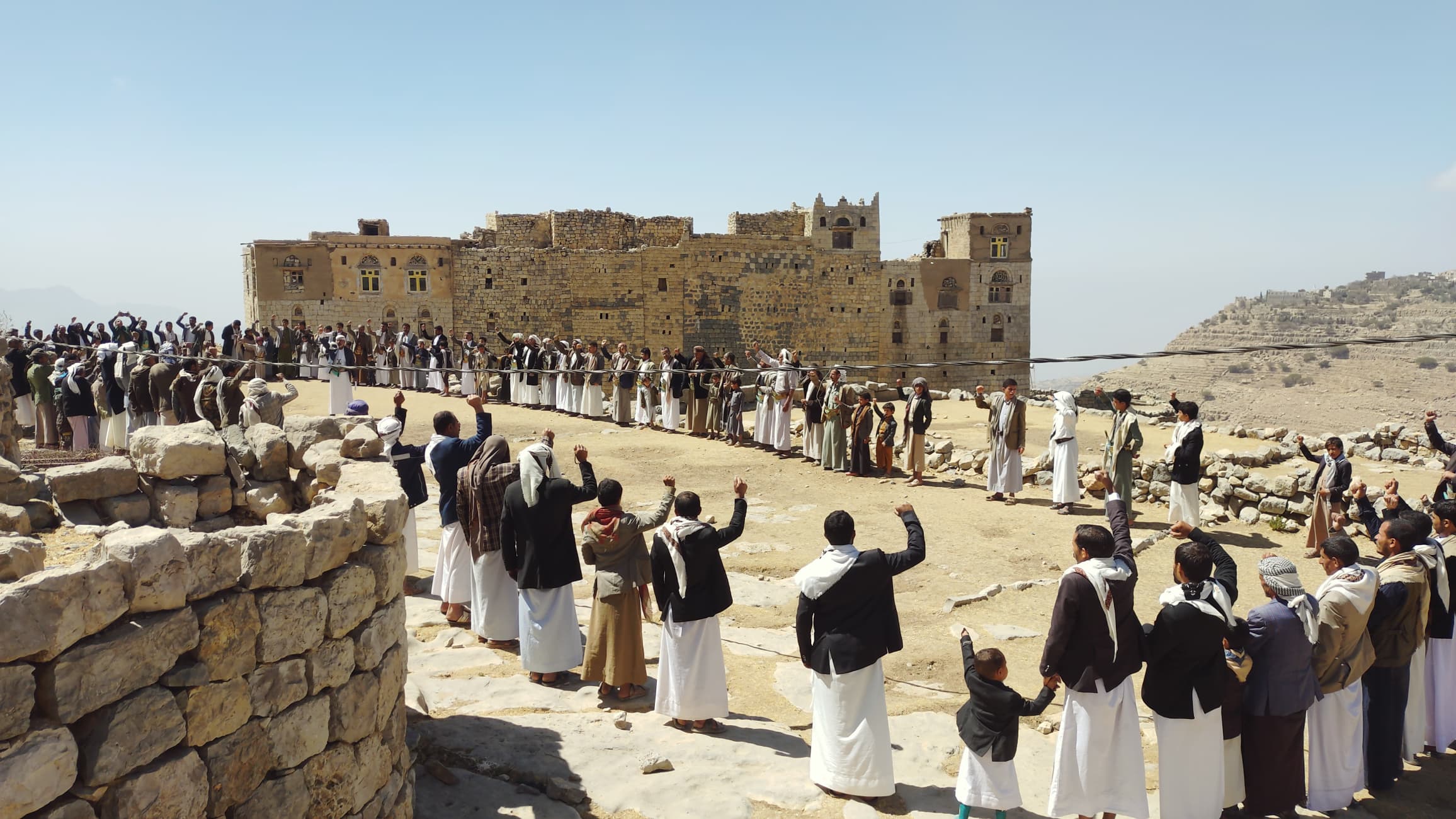 وقفة جماهيرية حاشدة لأبناء ضلاع الأشمور بعمران لإحياء ذكرى الإنتصار التاريخي في طرد قوات المارينز الأمريكي من العاصمة صنعاء