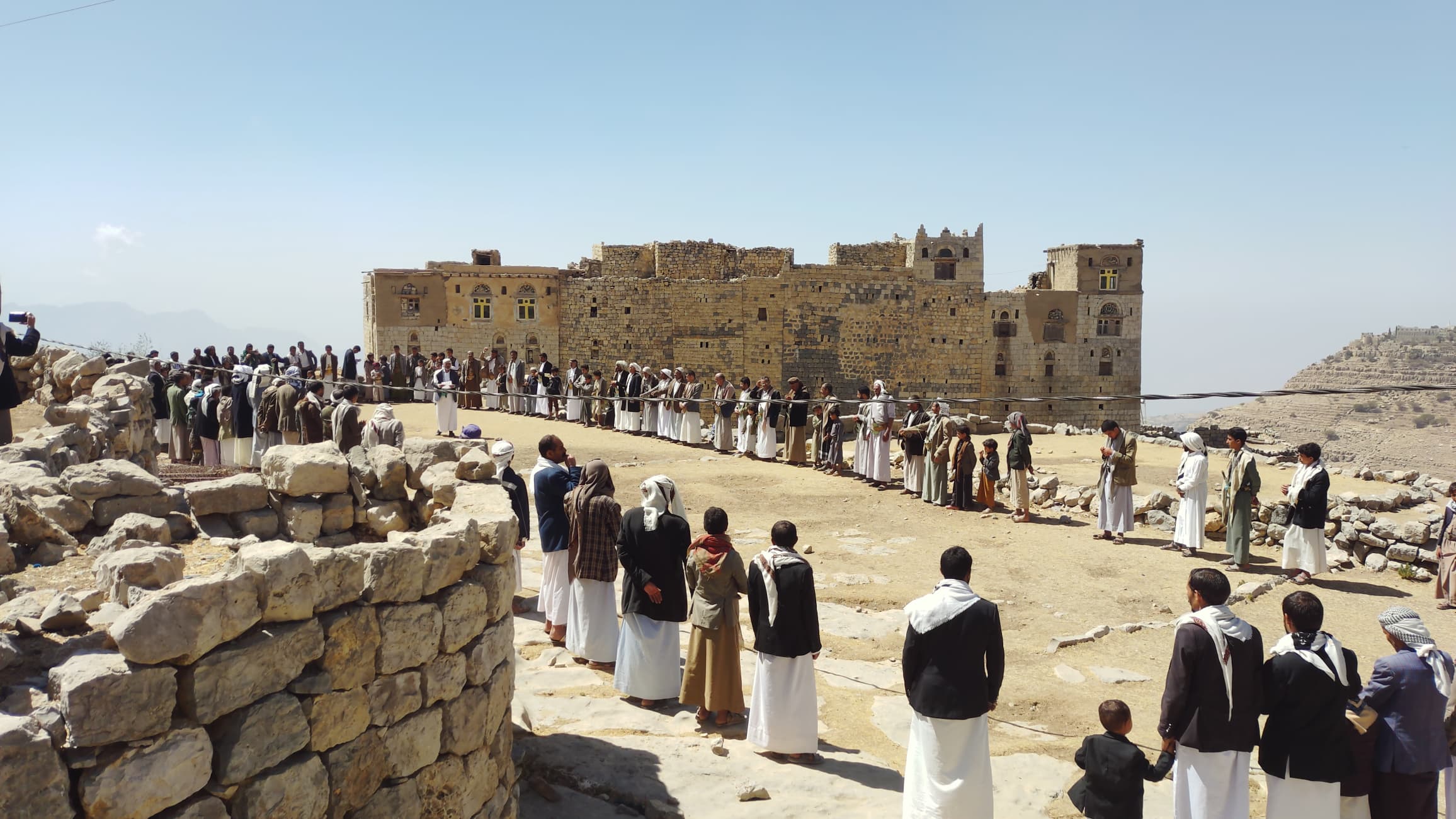 وقفة جماهيرية حاشدة لأبناء ضلاع الأشمور بعمران لإحياء ذكرى الإنتصار التاريخي في طرد قوات المارينز الأمريكي من العاصمة صنعاء
