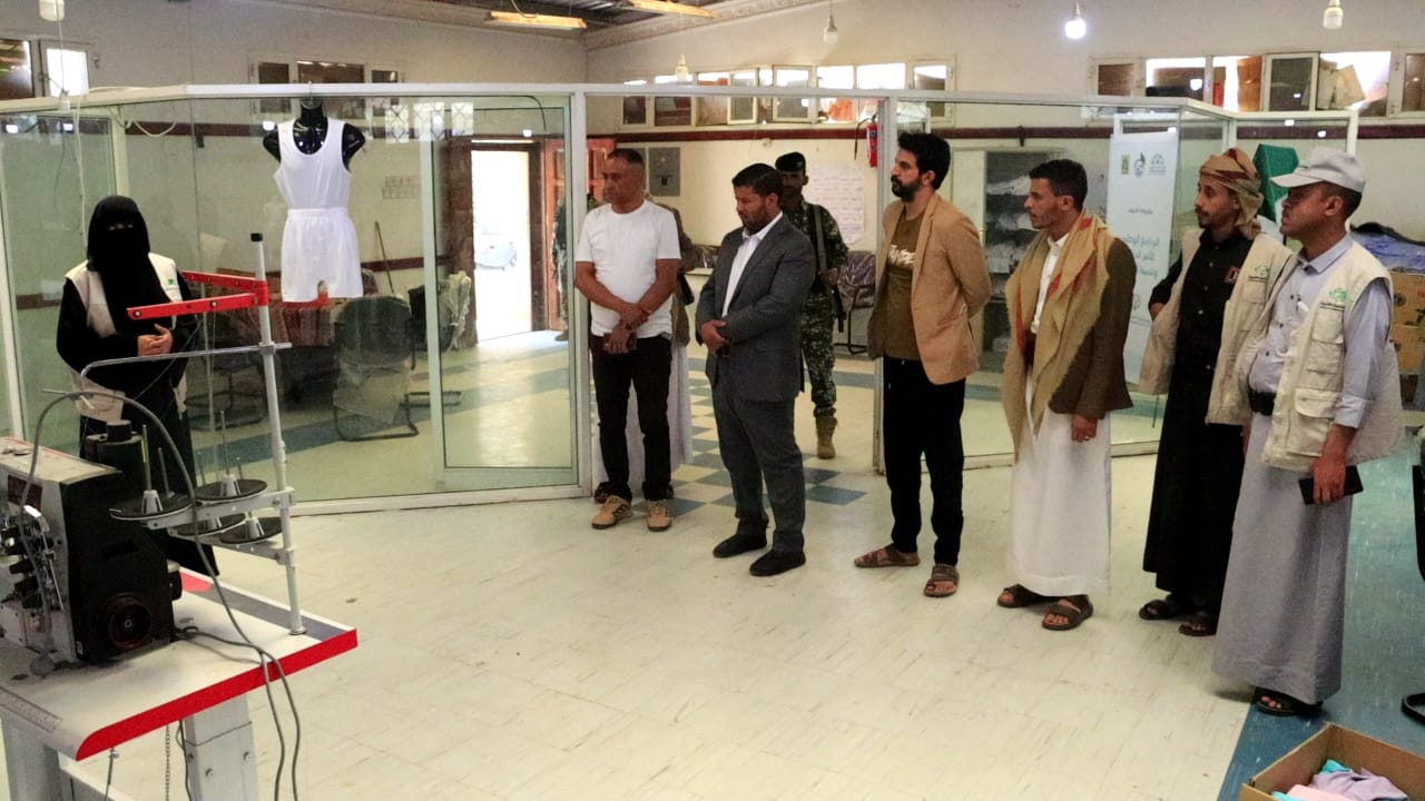 العاطفي ..يطلع على برنامج تدريب أسر الشهداء في صناعة المنسوجات ويؤكد دعم الهيئة لجودة المنتجات الوطنية