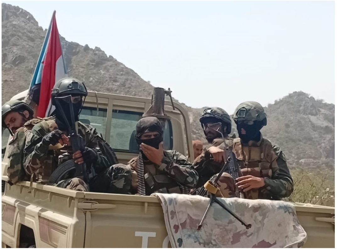 إنخراط مباشر لجيش الاحتلال الإسرائيلي في جبهات القتال  بثلاث محافظات يمنية وضابط إسرائيلي يوثق ذلك بالصورة