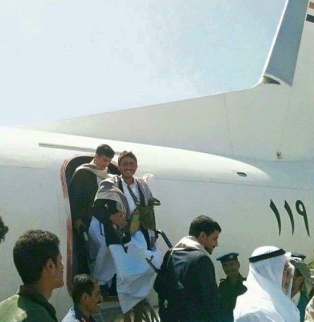 من على سلم الطائرة شاهد بالصورة الوفد الفني اليمني يصل السعودية وهم حاملين سلاحهم الشخصي على اكتافهم