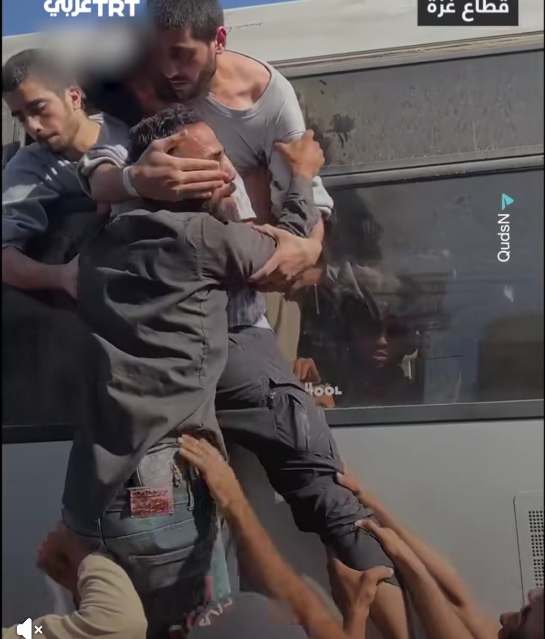 دموع وفرح: مشهد مؤثر لأسير محرر يتمسك بأقاربة من نافذة حافلة التبادل ..