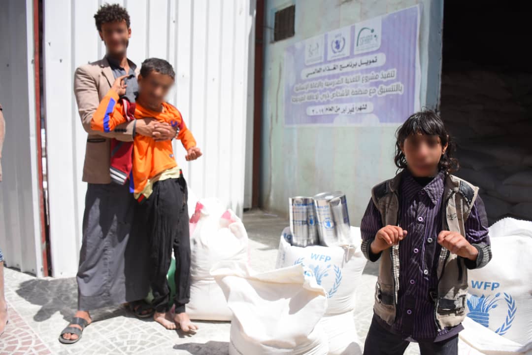 بالصور.. للعام الثالث على التوالي منظمة الأشخاص ذوي الإعاقة المزدوجة توزع السلة الغذائية الشهرية للمعاقين