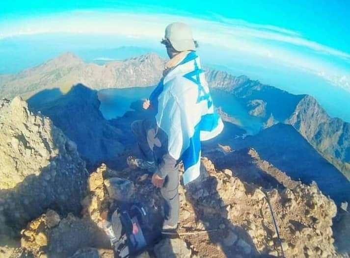 شاهد بالصورة ..ظهور سائح إسرائيلي يتجول في اليمن ويحمل على ظهره علم الكيان الصهيوني الغاصب يستفز اليمنيين