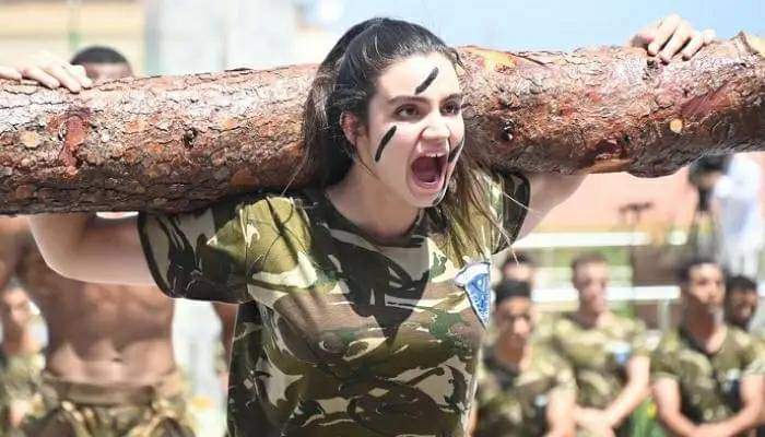 بالصور .. جندية جزائرية حسناء تستعرض قوتها بحمل عدد من الرجال تثير الإعجاب ...