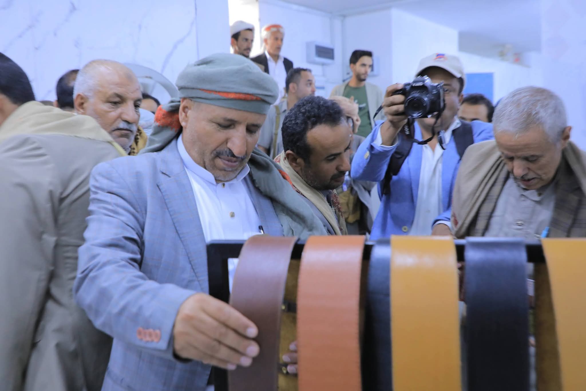 بتمويل من زكاة الأمانة : افتتاح معمل للمنتوجات الجلدية في بني الحارث بأمانة العاصمة ..