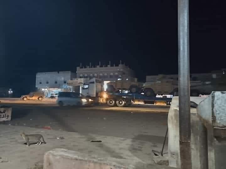 شاهد بالصور الان  .. تعزيزات عسكرية ضخمة لقوات العماله الاماراتيه إلى مدينة عتق
