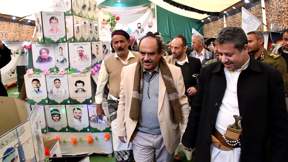 العزي واللواء العولقي وقيادات السلطة المحلية والمكتب التنفيذي بشبوة يزورون معرض صور الشهداء من أبناء المحافظات الجنوبية