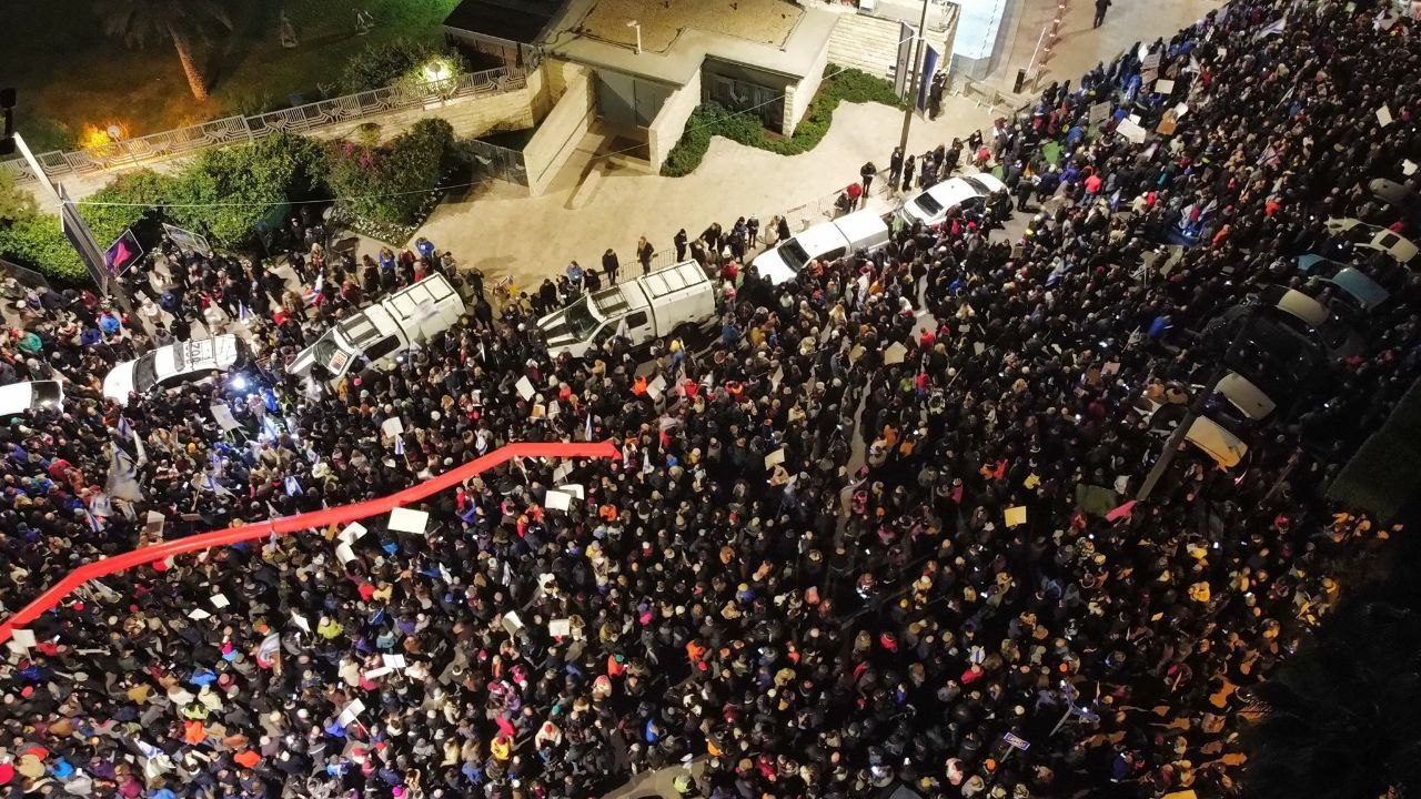 شاهد بالصورة بشكل غير مسبوق خروج مئات الألاف الى الشوارع  منهم 3500 توجهوا لمنزل وزير القضاء ورئيس الوزاراء مطالبين برحيل الحكومة