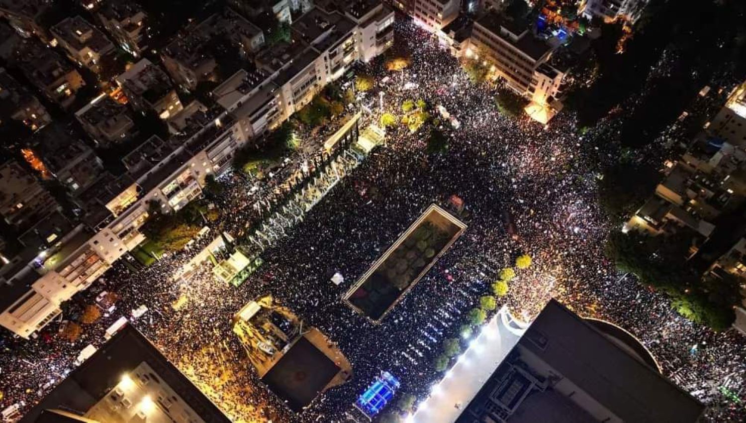 شاهد بالصورة بشكل غير مسبوق خروج مئات الألاف الى الشوارع  منهم 3500 توجهوا لمنزل وزير القضاء ورئيس الوزاراء مطالبين برحيل الحكومة