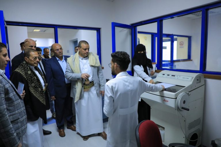 القائم بأعمال وزير الإقتصاد والصناعة والإستثمار يطلع على مستوى تنفيذ خطة تعافي المستشفى السعودي الألماني