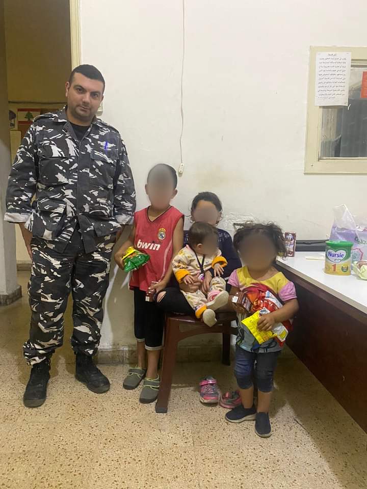أب يرمي أربعة من أطفاله على قارعة الطريق بهذه المنطقة أكبرهم لايتجاوز عمره 9 سنوات والاخير لايتجاوز عمره اربعة اشهر ويرفض عودتهم لمنزله 