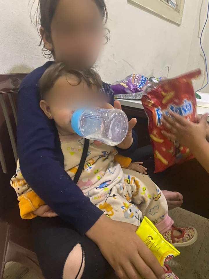 أب يرمي أربعة من أطفاله على قارعة الطريق بهذه المنطقة أكبرهم لايتجاوز عمره 9 سنوات والاخير لايتجاوز عمره اربعة اشهر ويرفض عودتهم لمنزله 