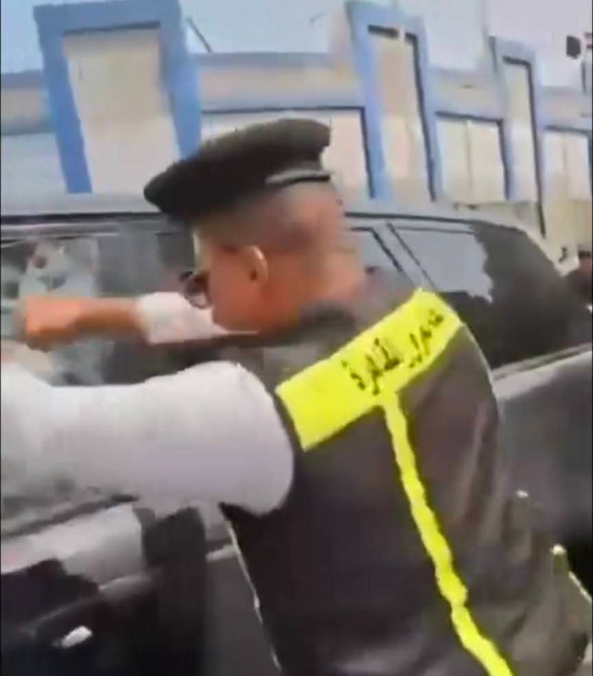 فيديو صادم على كوبري مصري.. سائح كويتي يدهس 3 سيارات ويحاول الهرب والأمن يتدخل.
