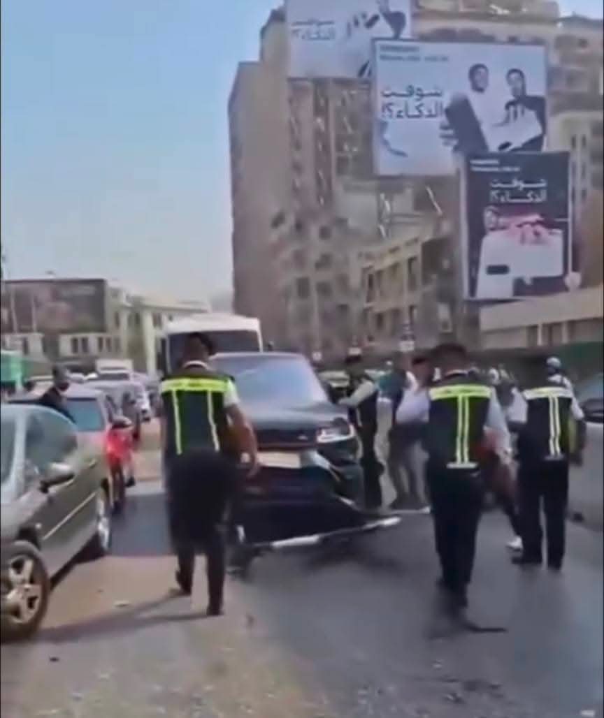 فيديو صادم على كوبري مصري.. سائح كويتي يدهس 3 سيارات ويحاول الهرب والأمن يتدخل.