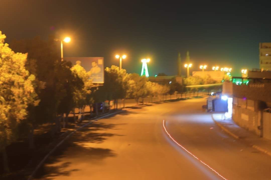 بعد ما يقارب عشر سنوات من الظلام .. الإنارة تعود لشوارع مدينة الحديدة من جديد .. صور