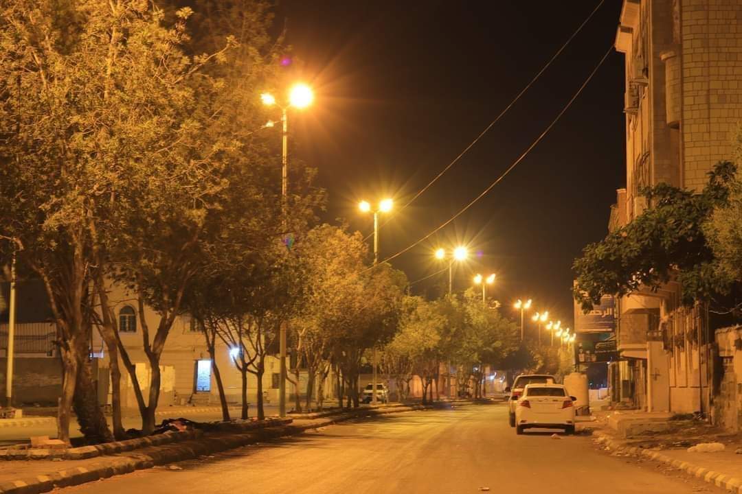 بعد ما يقارب عشر سنوات من الظلام .. الإنارة تعود لشوارع مدينة الحديدة من جديد .. صور