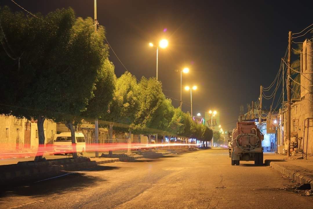 بعد ما يقارب عشر سنوات من الظلام .. الإنارة تعود لشوارع مدينة الحديدة من جديد .. صور
