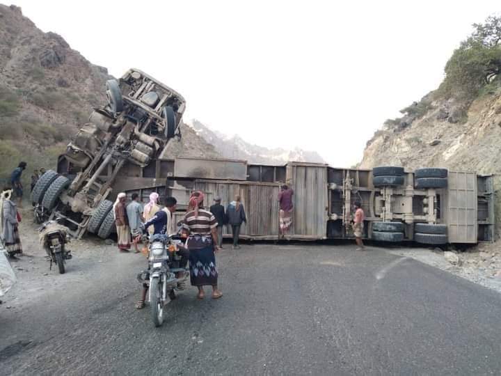 حادث مروري مؤلم لناقله جماعيه بمحافظة اب وهكذاء كان مصير الركاب .. صور