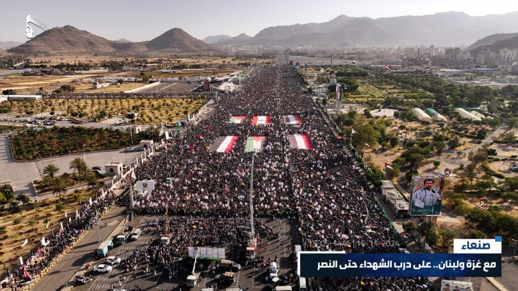 شاهد بالصور .. حشود مليونية تخرج الى ميدان السبعين ترد على قمة العار في عاصمة الترفية في الرياض والطيران يحلق مستهدفا