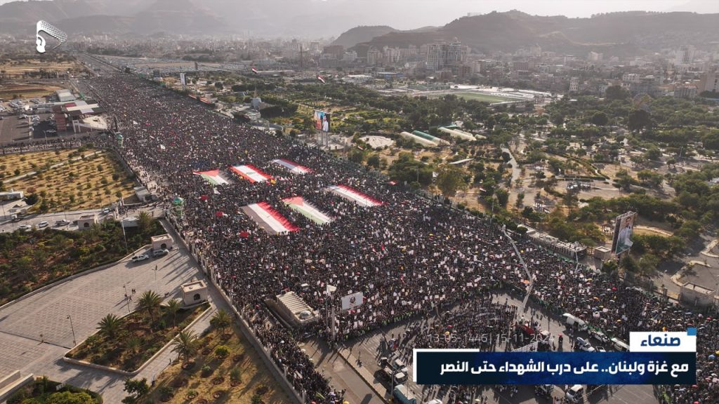 شاهد بالصور .. حشود مليونية تخرج الى ميدان السبعين ترد على قمة العار في عاصمة الترفية في الرياض والطيران يحلق مستهدفا