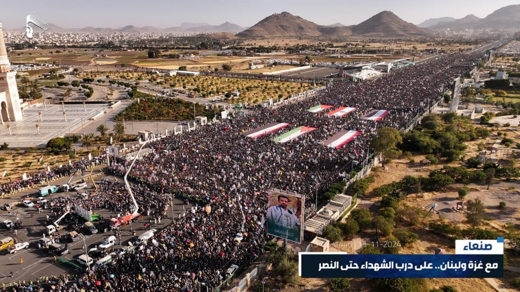 شاهد بالصور .. حشود مليونية تخرج الى ميدان السبعين ترد على قمة العار في عاصمة الترفية في الرياض والطيران يحلق مستهدفا