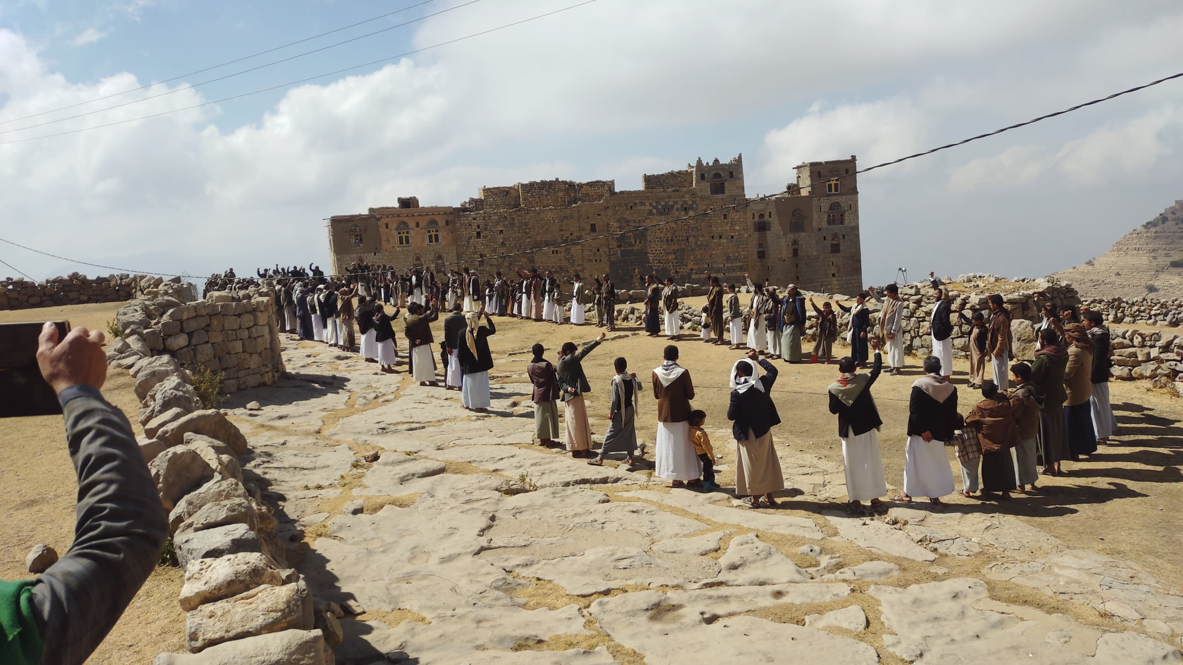 أبناء ضلاع الأشمور يجددون العهد لشهيد القرآن في وقفة حاشدة
