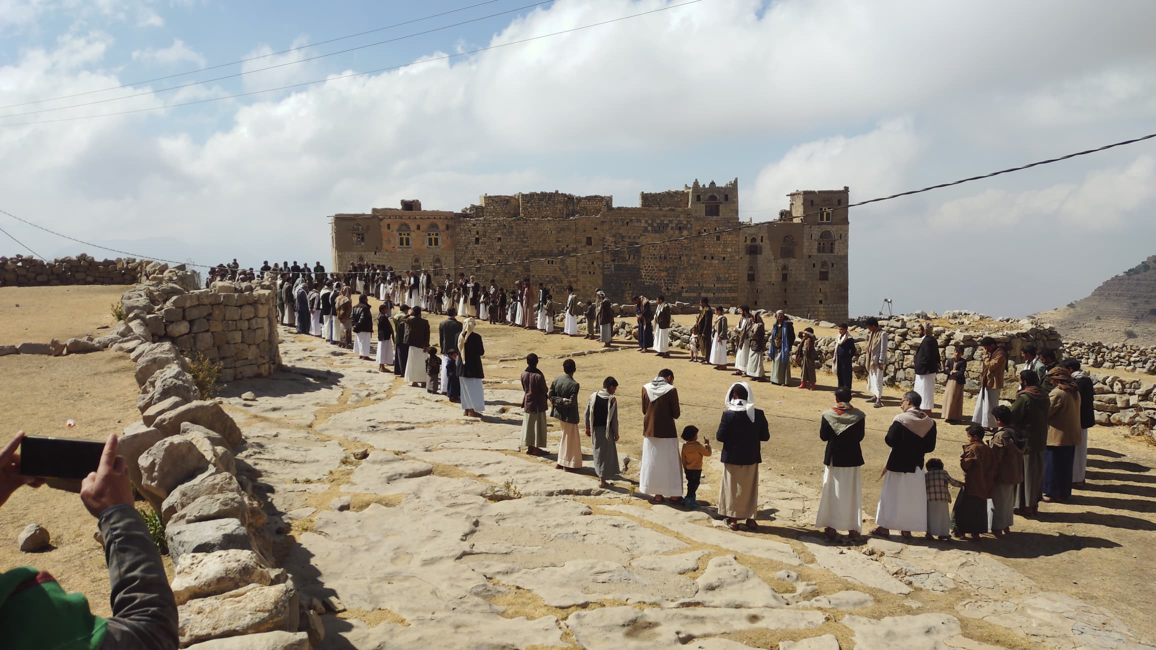 أبناء ضلاع الأشمور يجددون العهد لشهيد القرآن في وقفة حاشدة